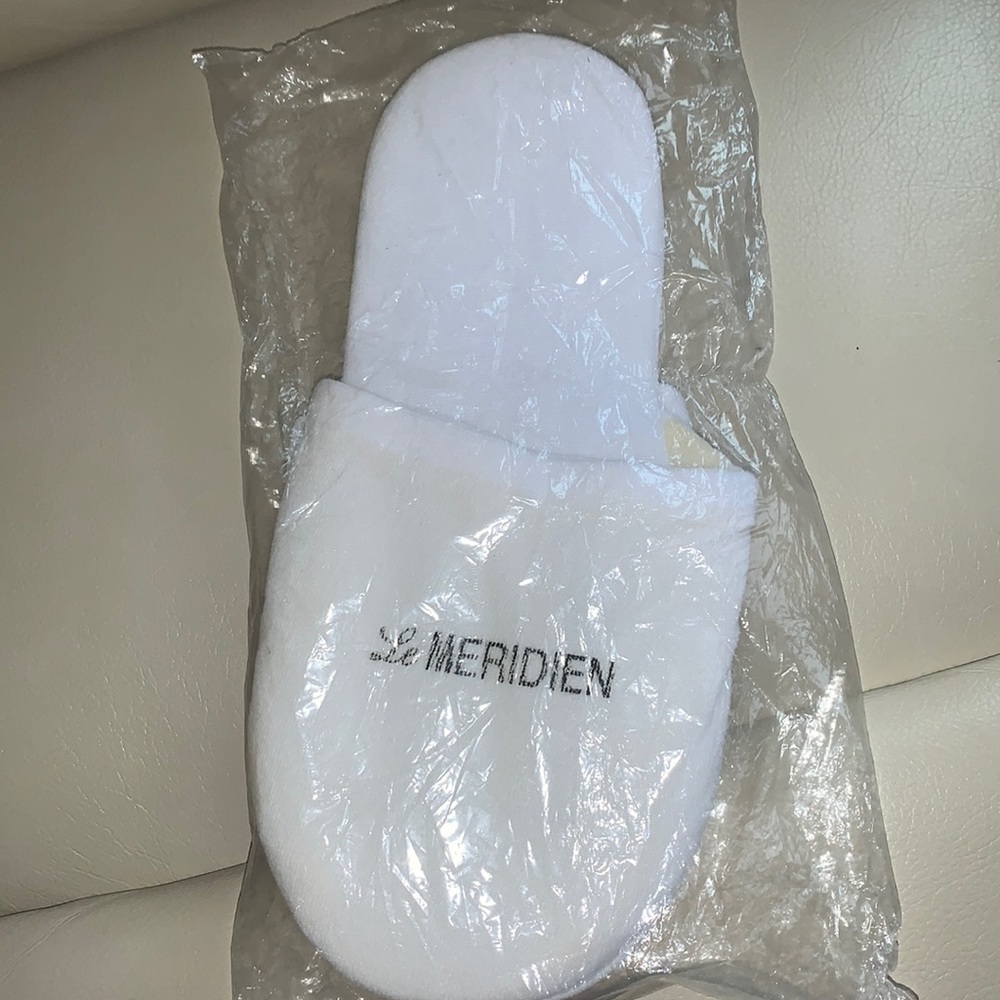 Le MERIDIEN SLIPPERS Size OS fits most UNISEX